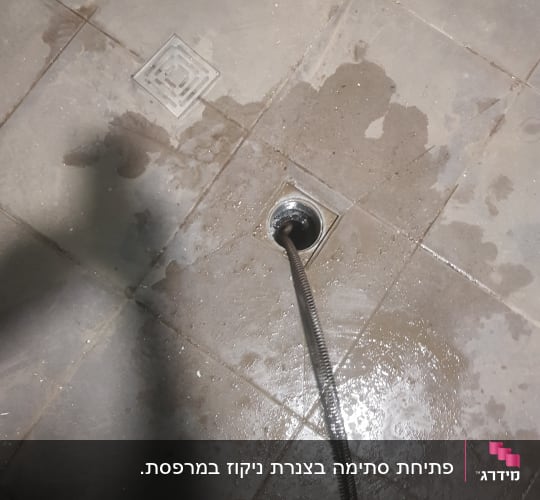 צינור ביוב נכנס לניקוז ברצפה רטובה